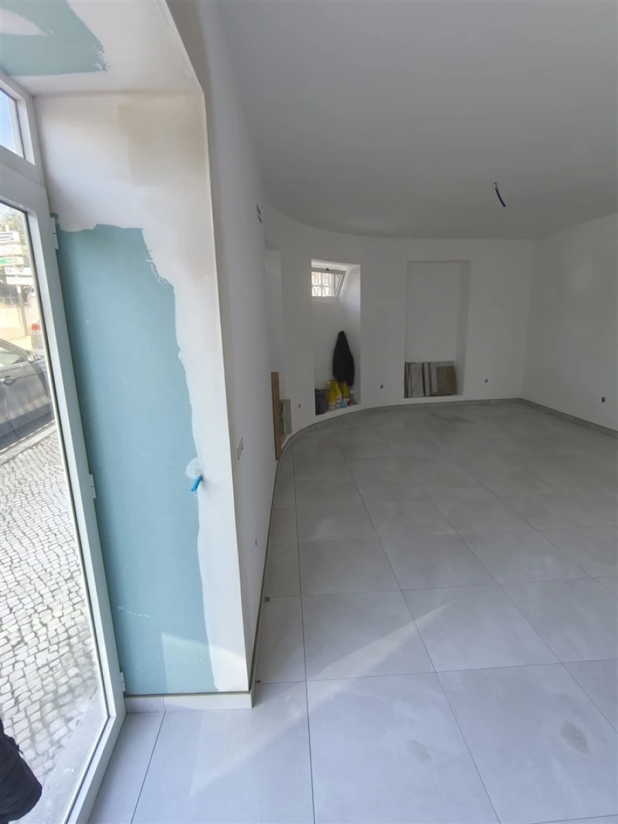 Loja para Arrendamento em Santo Antonio dos Olivais Foto 2