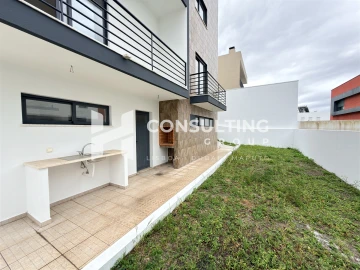 Moradia T5 para Venda em Laranjeiro e Feijó