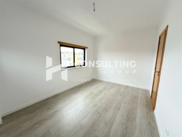 Moradia T5 para Venda em Laranjeiro e Feijó