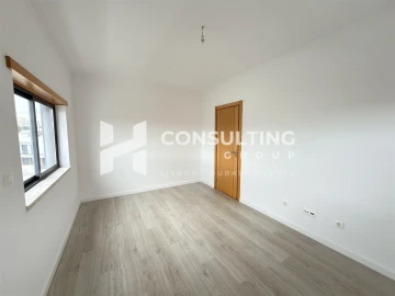 Moradia T5 para Venda em Laranjeiro e Feijó