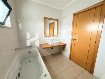 Moradia T5 para Venda em Laranjeiro e Feijó