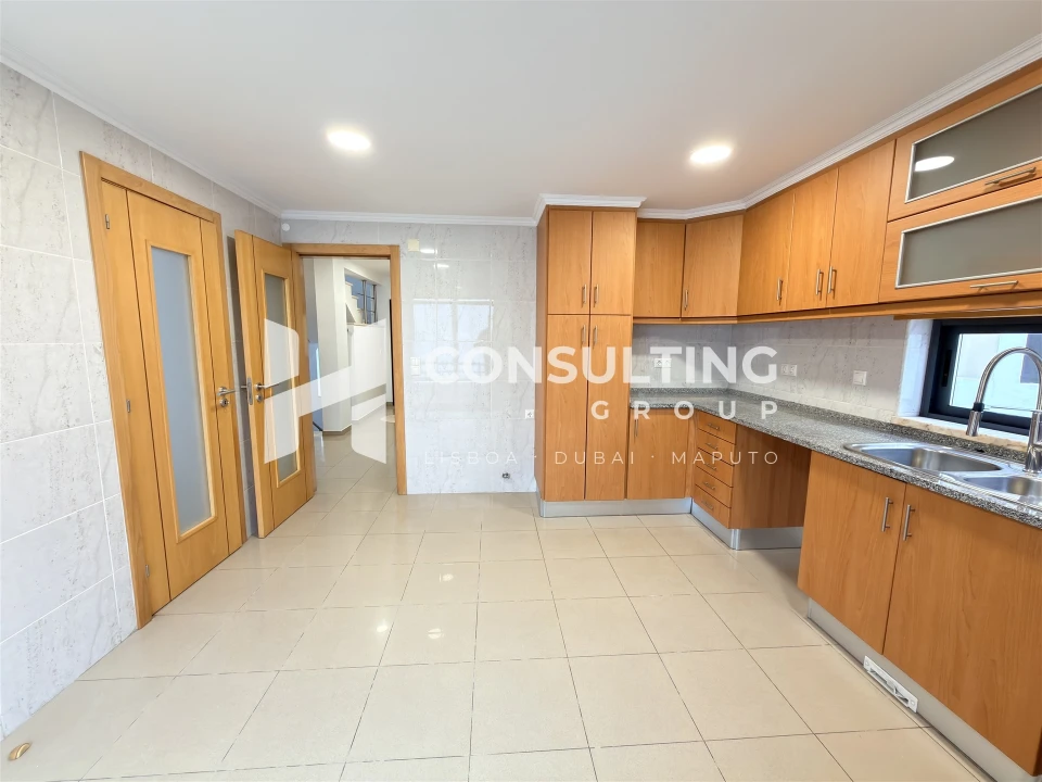 Moradia T5 para Venda em Laranjeiro e Feijó Foto 28