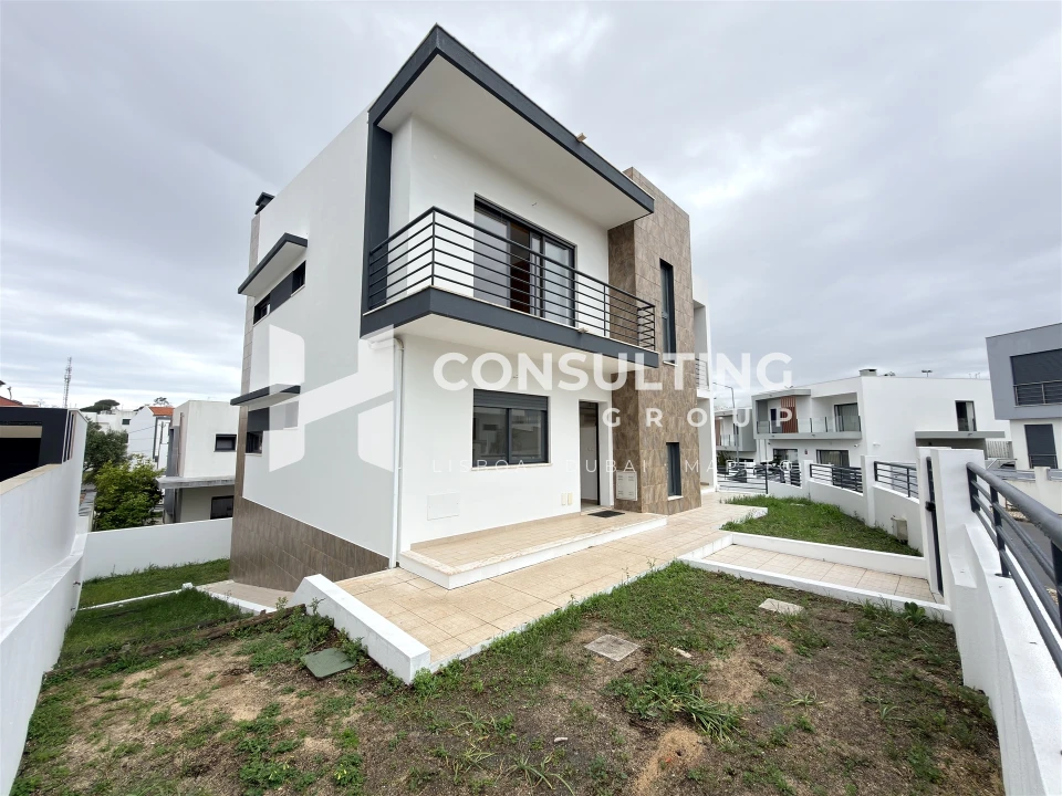 Moradia T5 para Venda em Laranjeiro e Feijó Foto 1