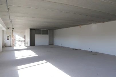 Armazém para Venda em Selho São Lourenço e Gominhães