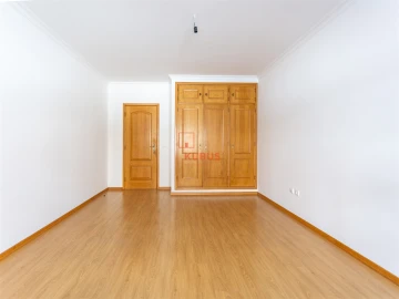 Apartamento T4 para Arrendamento em Nossa Sra de Fatima