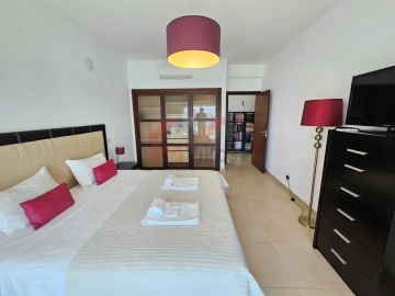 Moradia T4 para Venda em Loule (São Sebastião)