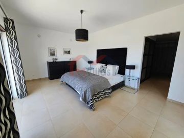 Moradia T4 para Venda em Loule (São Sebastião)
