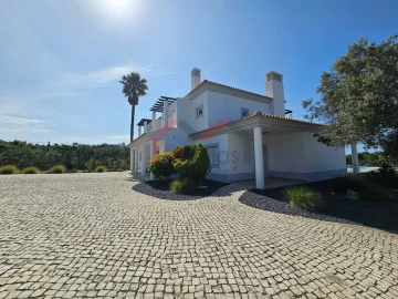Moradia T4 para Venda em Loule (São Sebastião)