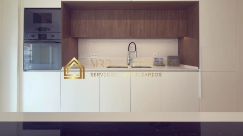 Apartamento T3 para Venda em Charneca de Caparica e Sobreda