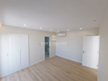 Moradia T5 para Venda em Pontinha e Famões