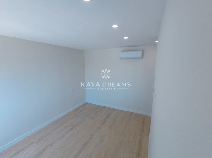 Moradia T5 para Venda em Pontinha e Famões Foto 16