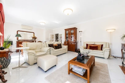 Moradia T5 para Venda em Santa Iria de Azoia, São João da Talha e Bobadela