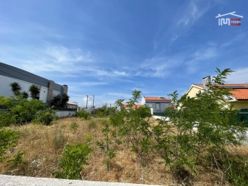 Terreno Comércio / Armazém para Arrendamento em Sarilhos Grandes