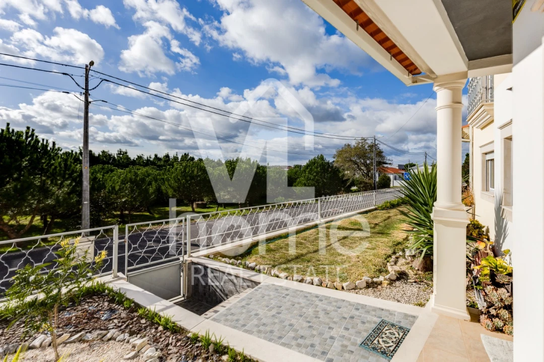 Apartamento T4 para Venda em Parceiros e Azoia Foto 3