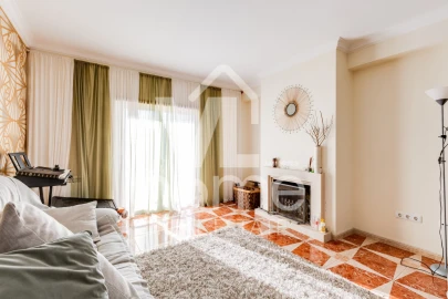 Apartamento T4 para Venda em Parceiros e Azoia