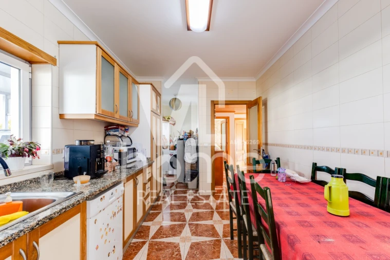 Apartamento T4 para Venda em Parceiros e Azoia Foto 28