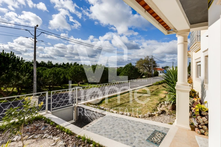 Apartamento T4 para Venda em Parceiros e Azoia Foto 3
