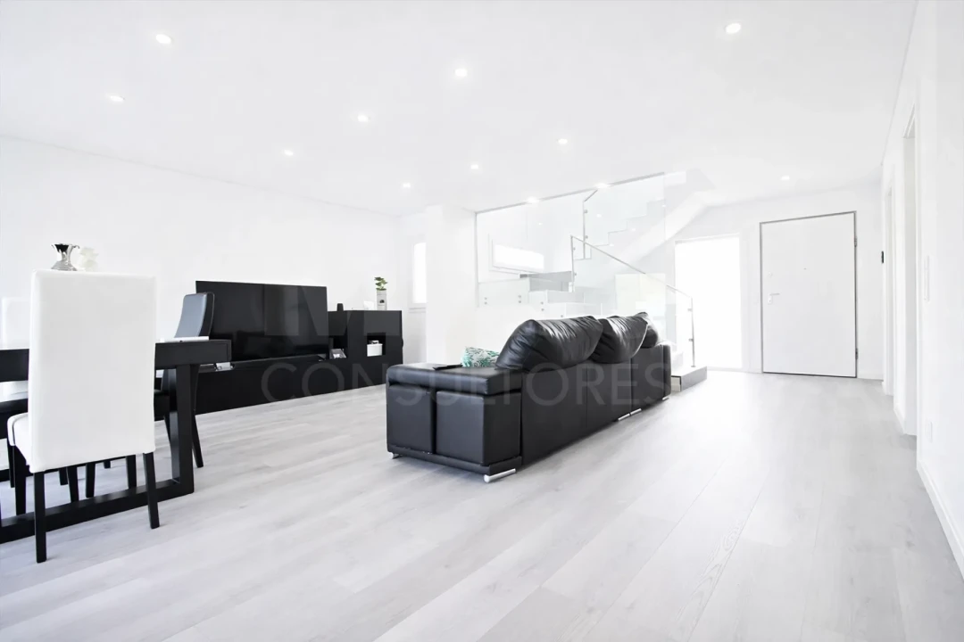 Moradia T5 para Venda em Pontinha e Famões Foto 7