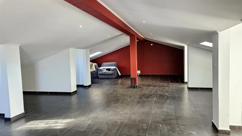 Moradia T5 para Venda em Aveiras de Cima