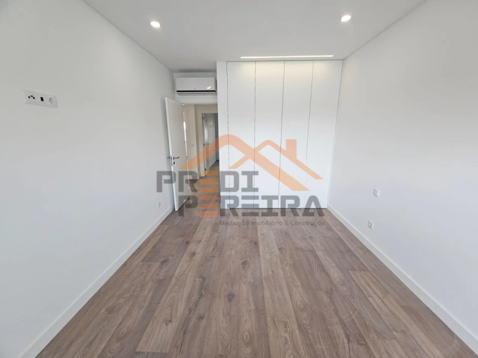 Apartamento T3 para Venda em Ramada e Caneças Foto 14
