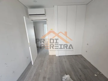 Apartamento T3 para Venda em Ramada e Caneças