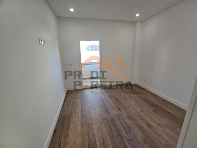 Apartamento T3 para Venda em Ramada e Caneças Foto 11