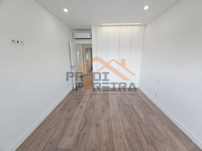 Apartamento T3 para Venda em Ramada e Caneças Foto 14