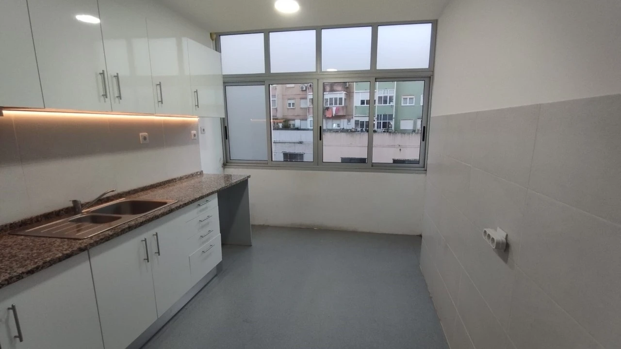 Apartamento T2 para Arrendamento em Falagueira-Venda Nova Foto 3