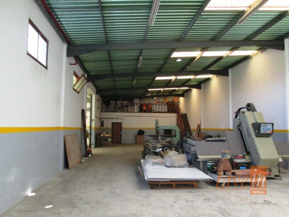 Armazém para Arrendamento em São Pedro da Cadeira Foto 1