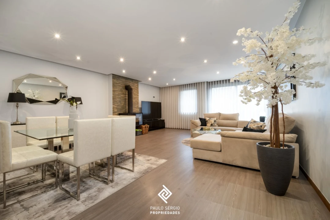 Apartamento T4 para Venda em Vilar de Andorinho Foto 5