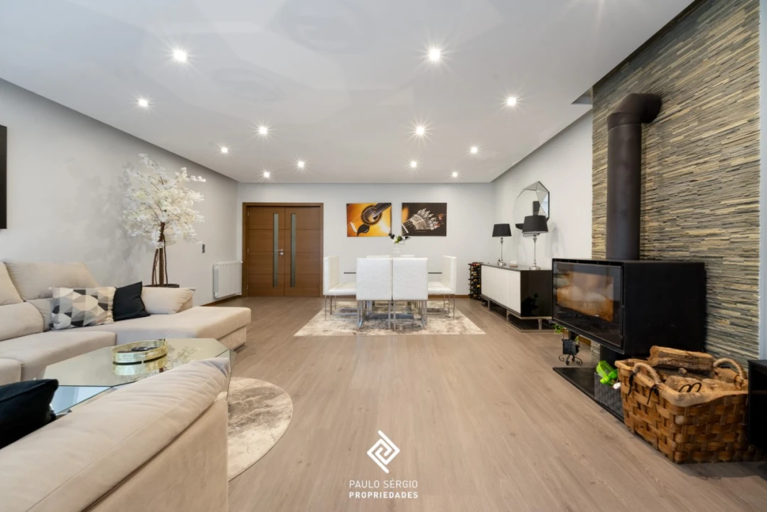 Apartamento T4 para Venda em Vilar de Andorinho Foto 1