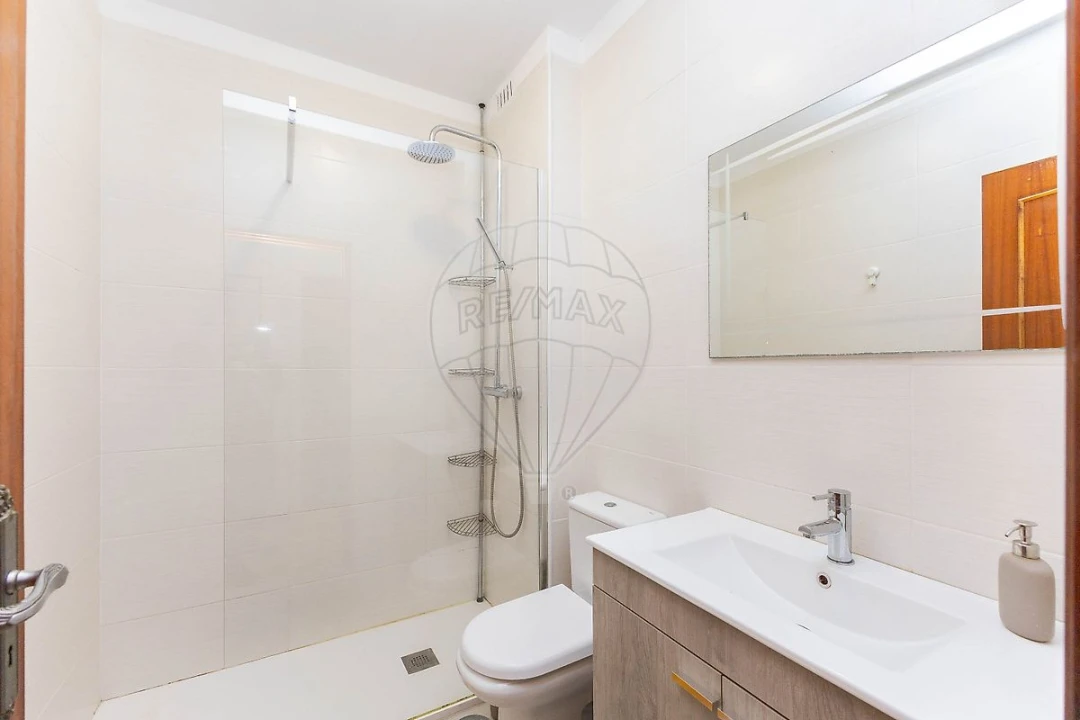 Apartamento T2 para Venda em Castêlo da Maia Foto 16