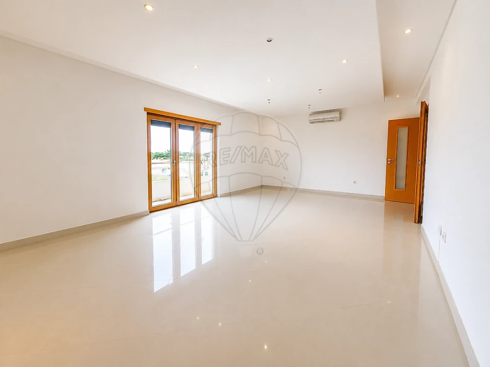 Apartamento T4 para Venda em Pinhal Novo Foto 2