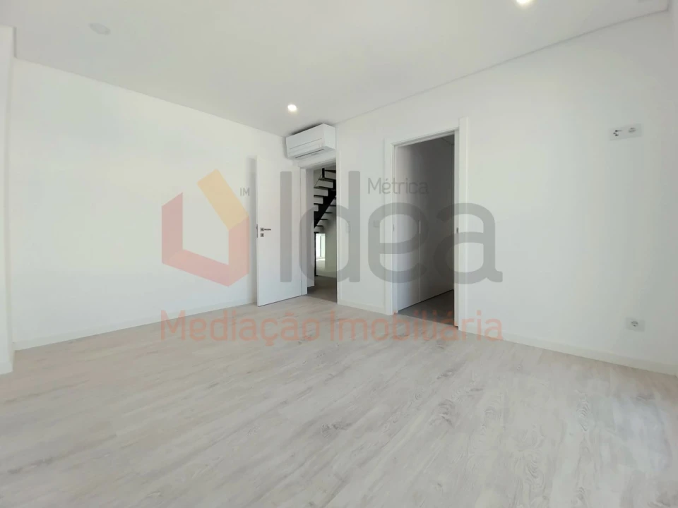 Moradia T2 para Venda em Corroios Foto 11