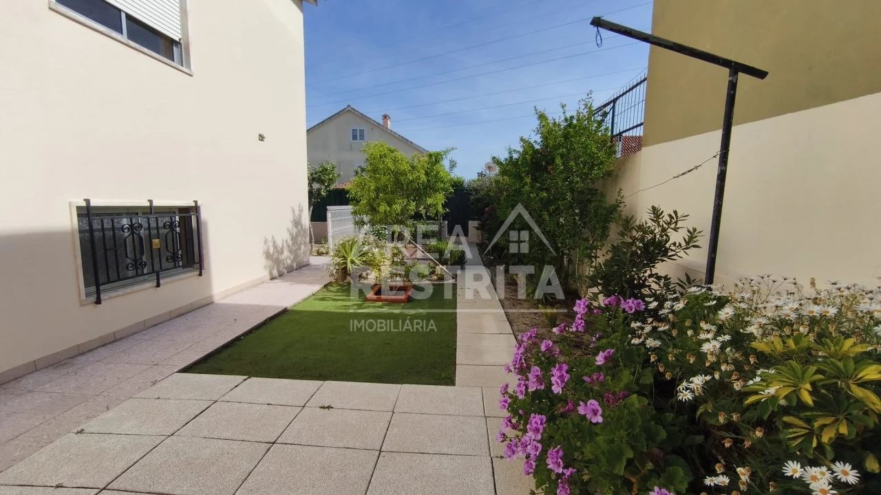 Moradia T3 para Venda em Quinta do Conde Foto 26