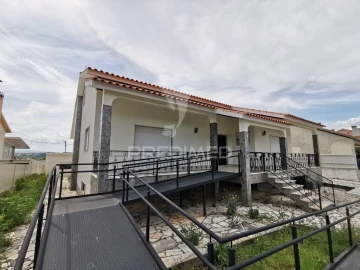 Moradia T5 para Venda em Além da Ribeira e Pedreira