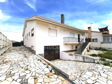 Moradia T5 para Venda em Além da Ribeira e Pedreira