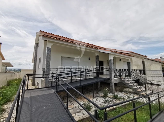 Moradia T5 para Venda em Além da Ribeira e Pedreira Foto 2