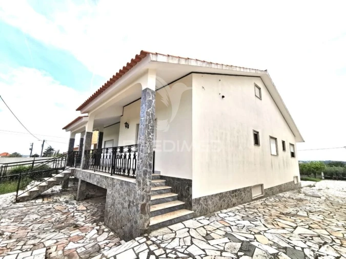 Moradia T5 para Venda em Além da Ribeira e Pedreira Foto 3
