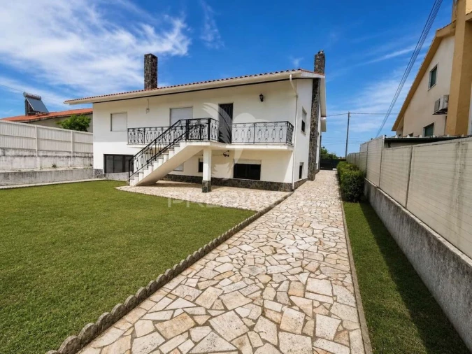 Moradia T5 para Venda em Além da Ribeira e Pedreira