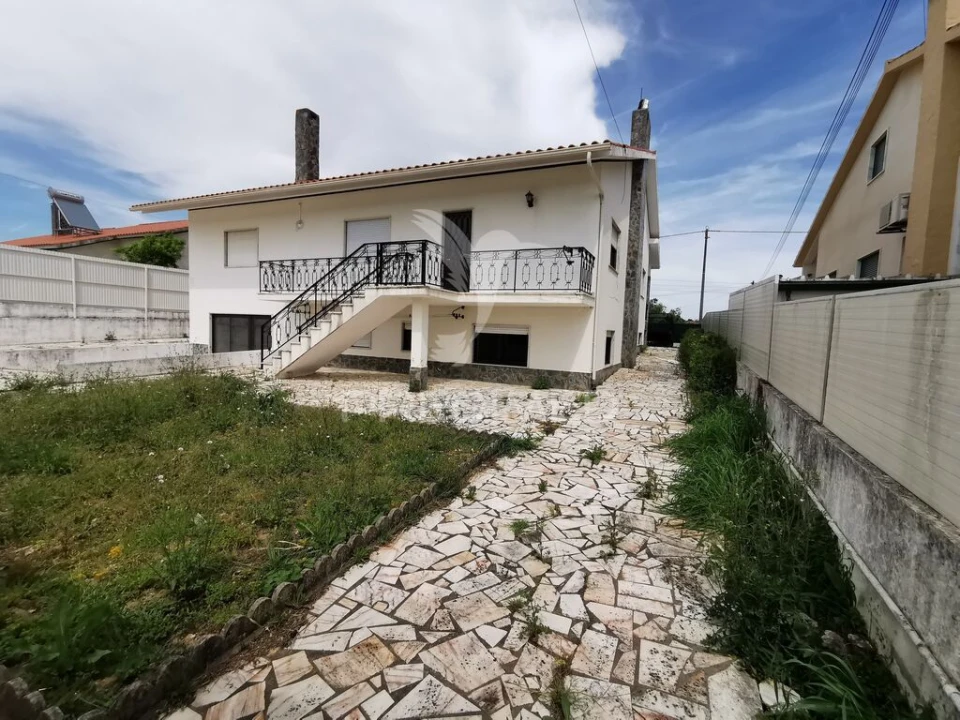 Moradia T5 para Venda em Além da Ribeira e Pedreira Foto 1