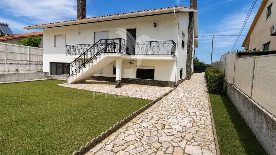 Moradia T5 para Venda em Além da Ribeira e Pedreira