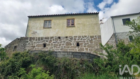 Moradia T2 para Venda em Prados