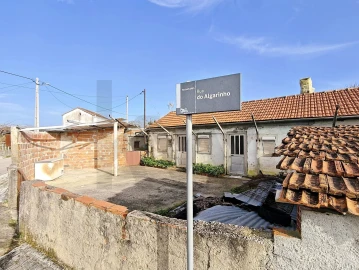Moradia T2 para Venda em Pousaflores