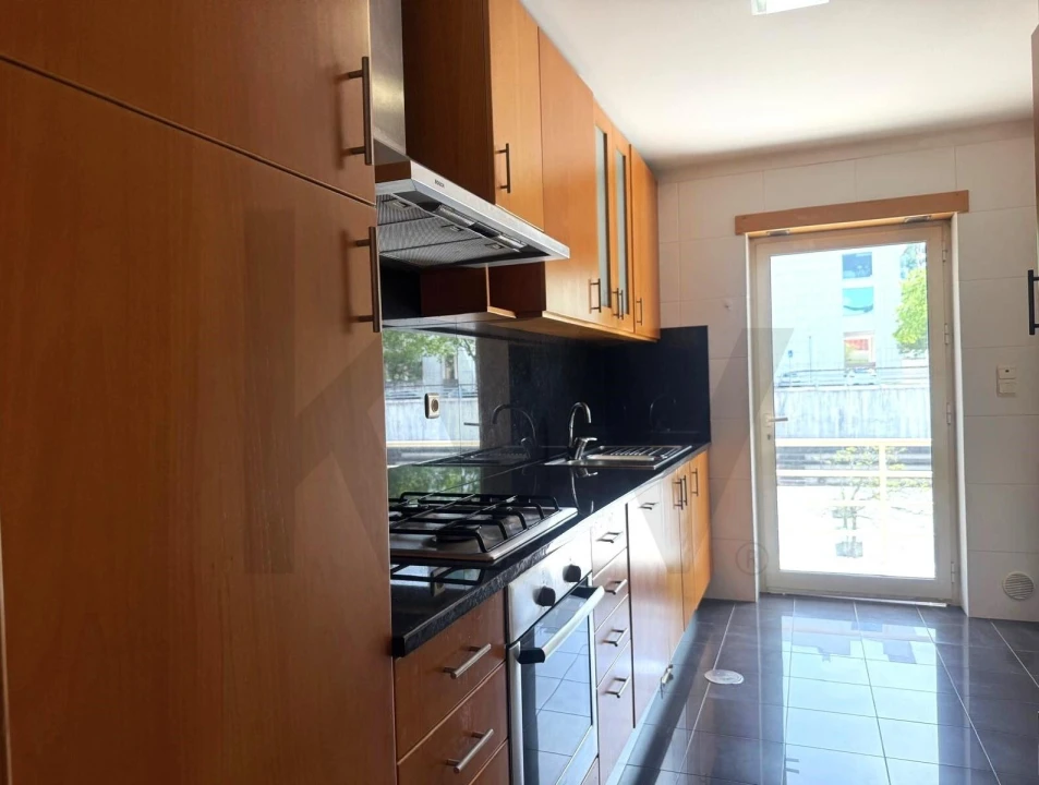 Apartamento T2 para Arrendamento em Santo Antonio dos Olivais Foto 2