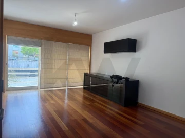 Apartamento T2 para Arrendamento em Santo Antonio dos Olivais