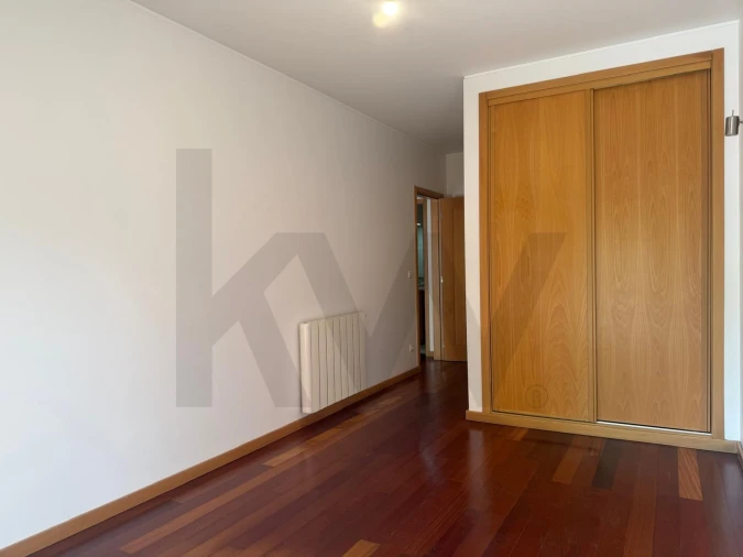 Apartamento T2 para Arrendamento em Santo Antonio dos Olivais Foto 9