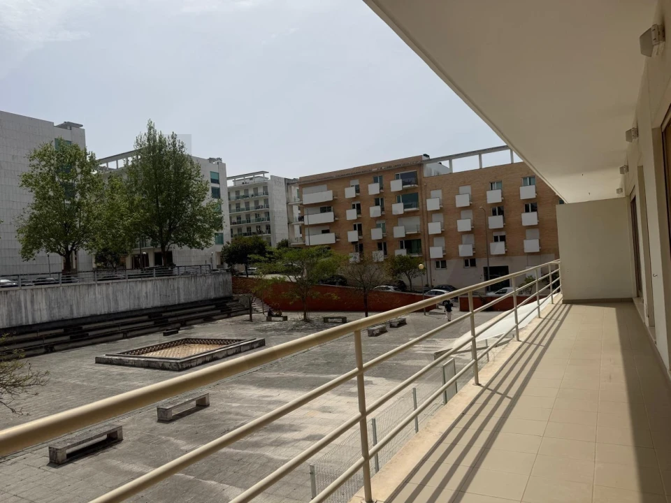 Apartamento T2 para Arrendamento em Santo Antonio dos Olivais Foto 7