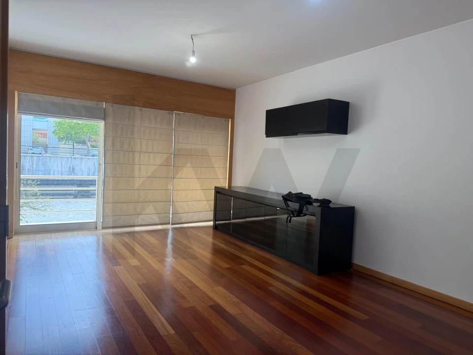 Apartamento T2 para Arrendamento em Santo Antonio dos Olivais Foto 1