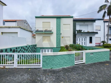 Moradia T5 para Venda em Ponta Delgada (São Pedro)